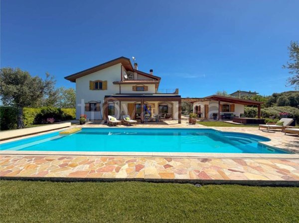 casa indipendente in vendita a Bellante