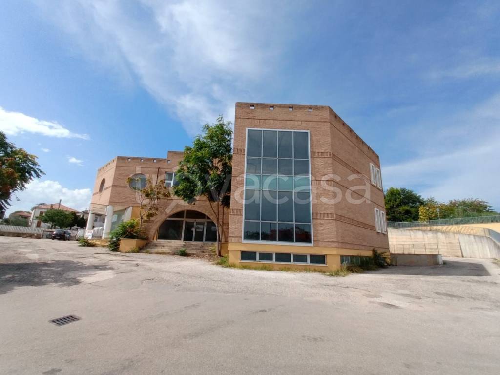 negozio in vendita a Bellante in zona Bellante Stazione