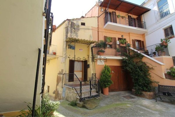 casa indipendente in vendita a Bellante in zona Ripattoni