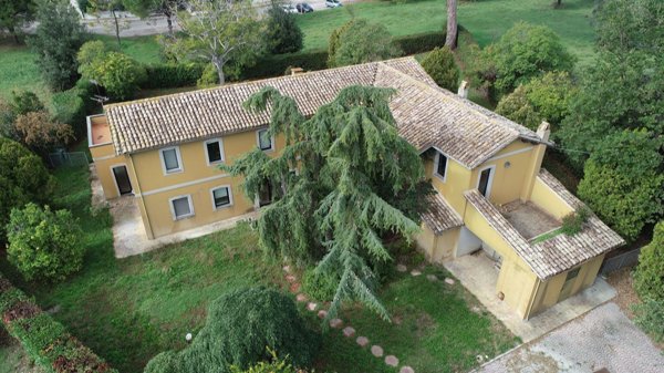casa indipendente in vendita a Bellante in zona Bellante Stazione