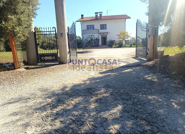 casa indipendente in vendita a Bellante in zona Villa Ardente