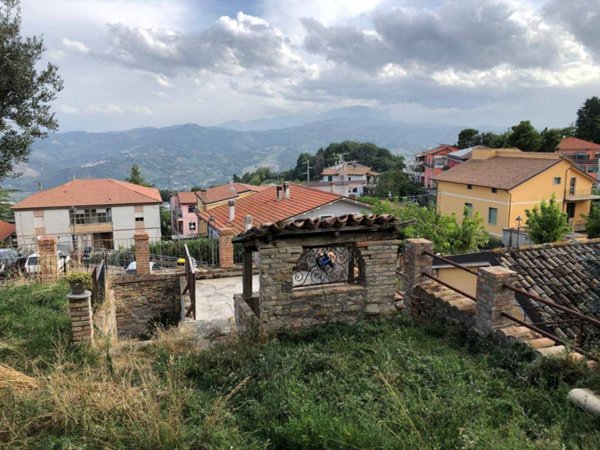 casa indipendente in vendita a Bellante