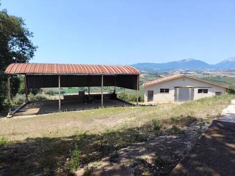 locale commerciale in vendita a Bellante in zona San Mauro