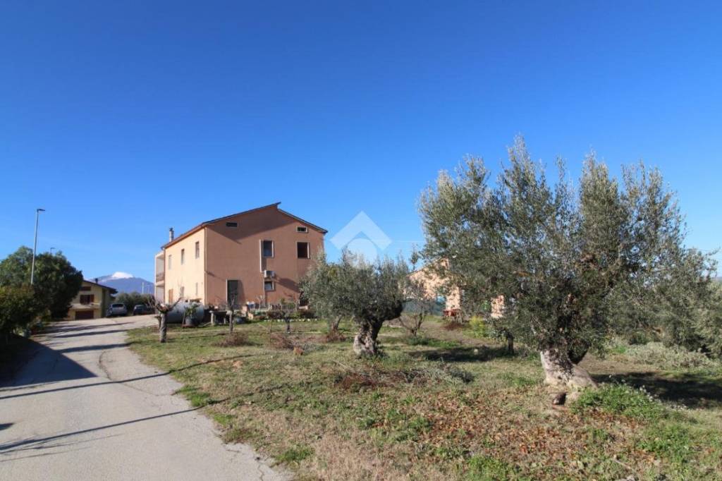 casa indipendente in vendita a Bellante