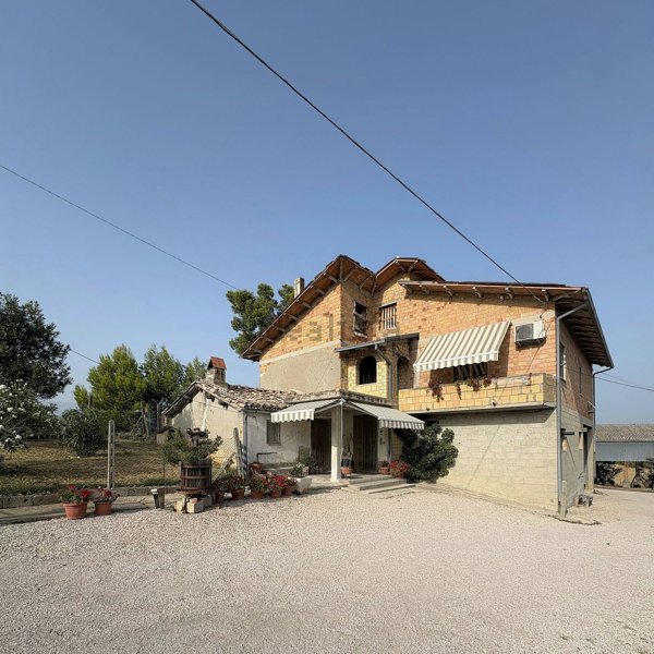 casa indipendente in vendita a Bellante in zona San Mauro
