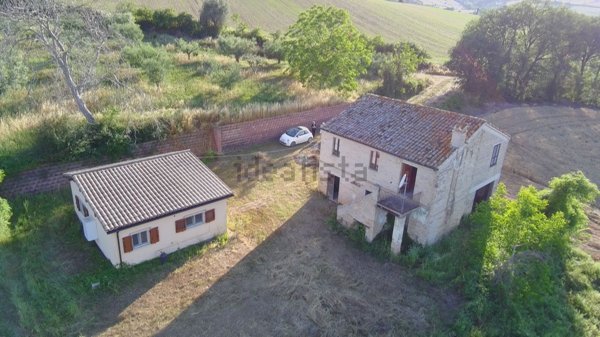 casa indipendente in vendita a Bellante in zona Sant'Arcangelo