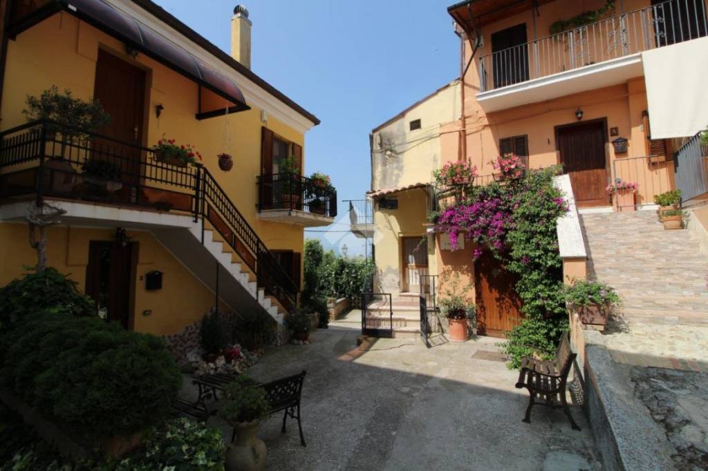 casa indipendente in vendita a Bellante in zona Ripattoni