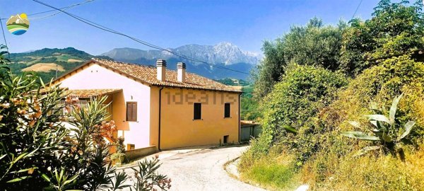 casa indipendente in vendita a Bisenti