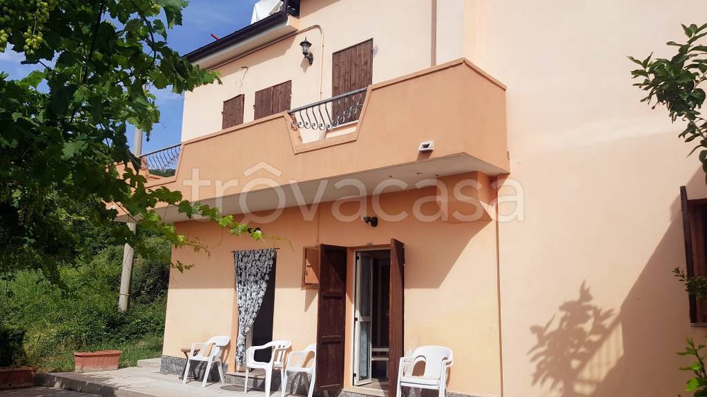 casa indipendente in vendita a Bisenti in zona Troiano