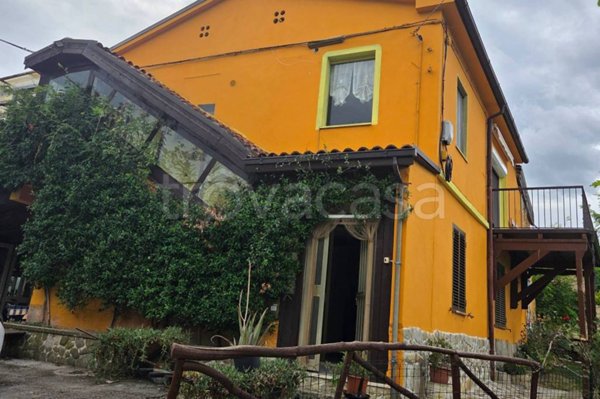 casa indipendente in vendita a Bisenti