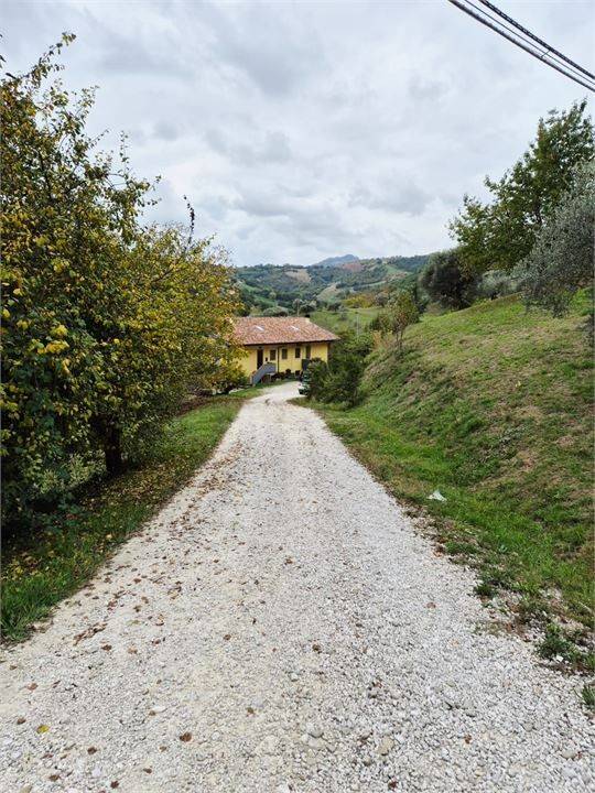 casa indipendente in vendita a Bisenti in zona Rufiano