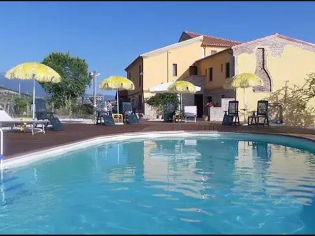 casa indipendente in vendita a Campli