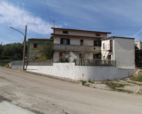 casa indipendente in vendita a Campli in zona Cesenà
