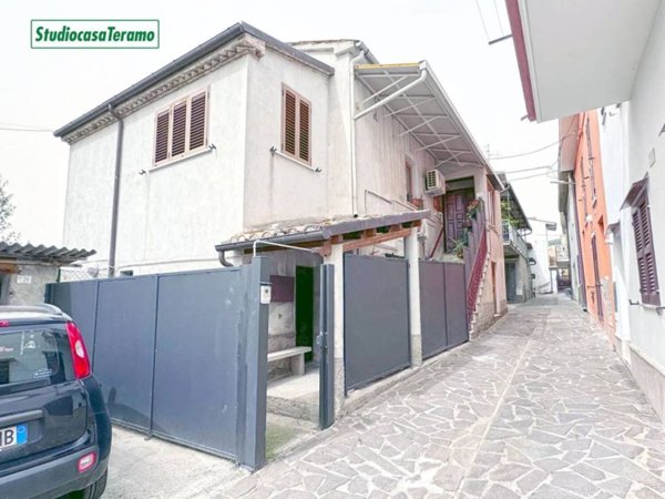 casa indipendente in vendita a Campli in zona Villa Camera
