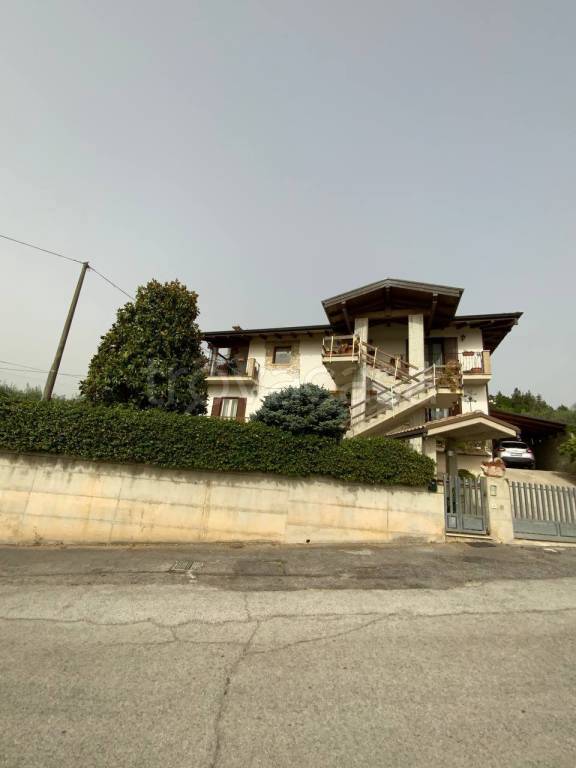 casa indipendente in vendita a Campli