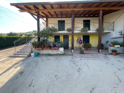casa indipendente in vendita a Campli