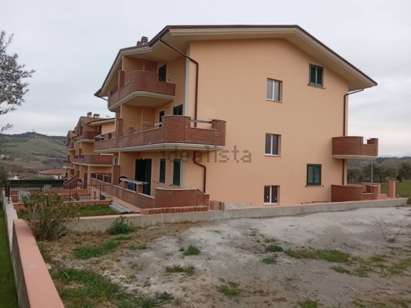 casa indipendente in vendita a Campli