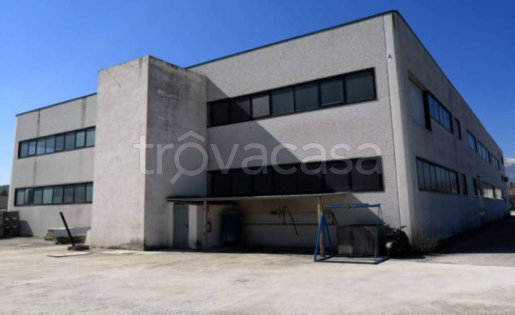 locale commerciale in vendita a Campli