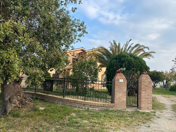 casa indipendente in vendita a Campli