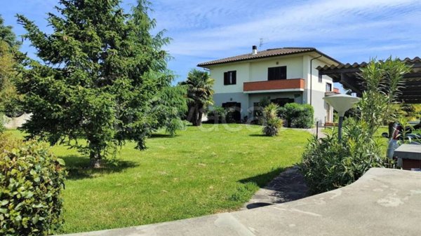 casa indipendente in vendita a Campli