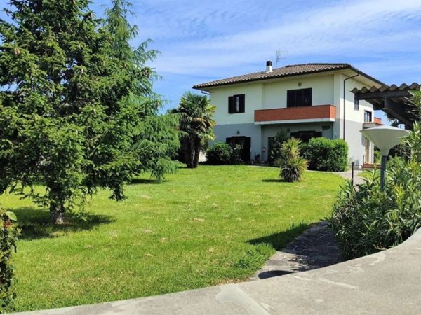 casa indipendente in vendita a Campli