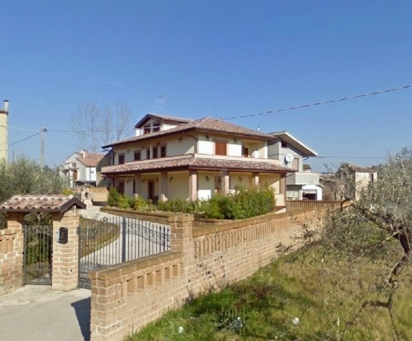 casa indipendente in vendita a Campli in zona Floriano