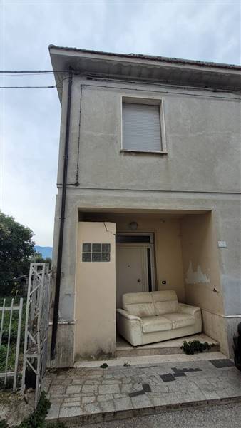 casa indipendente in vendita a Campli