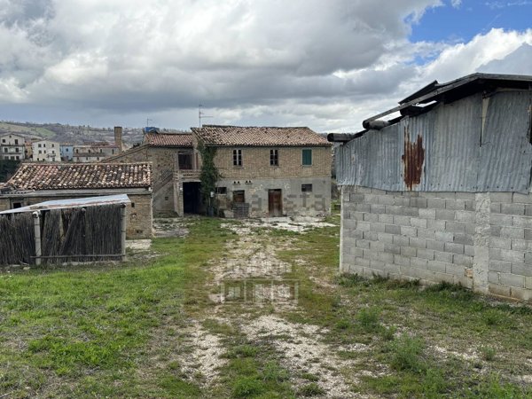 casa indipendente in vendita a Campli
