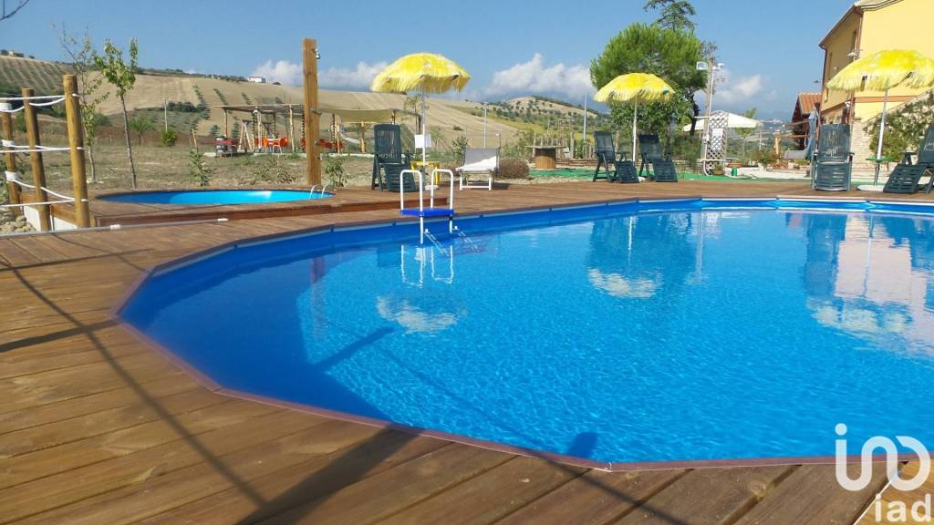 casa indipendente in vendita a Campli