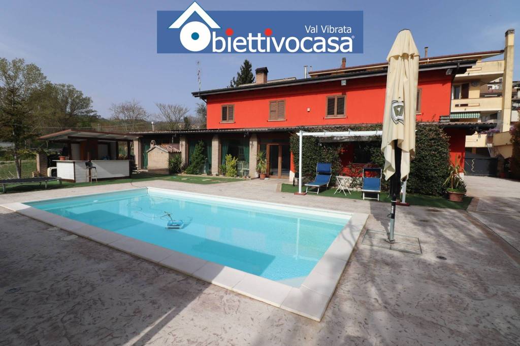 casa indipendente in vendita a Campli
