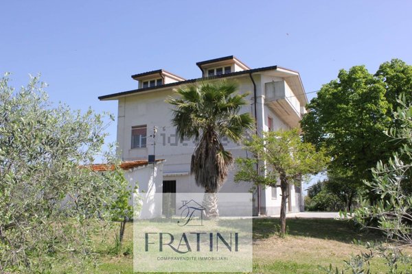 casa indipendente in vendita a Campli in zona Floriano