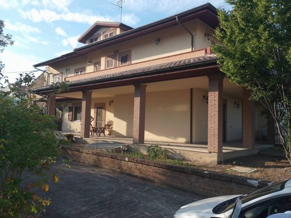 casa indipendente in vendita a Campli
