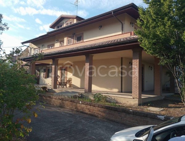 casa indipendente in vendita a Campli