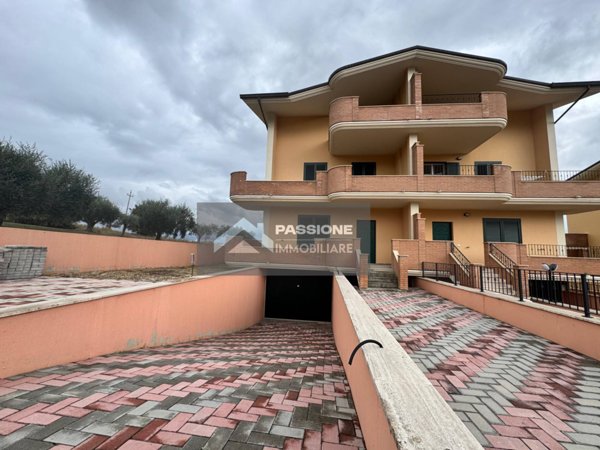 casa indipendente in vendita a Campli