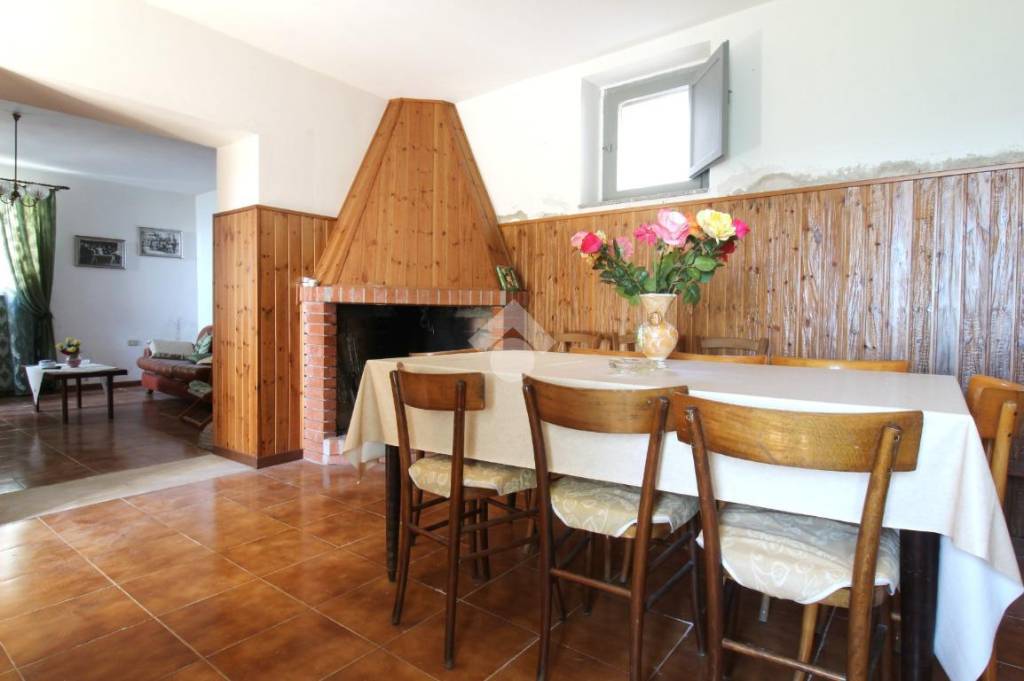 casa indipendente in vendita a Campli in zona Fichieri