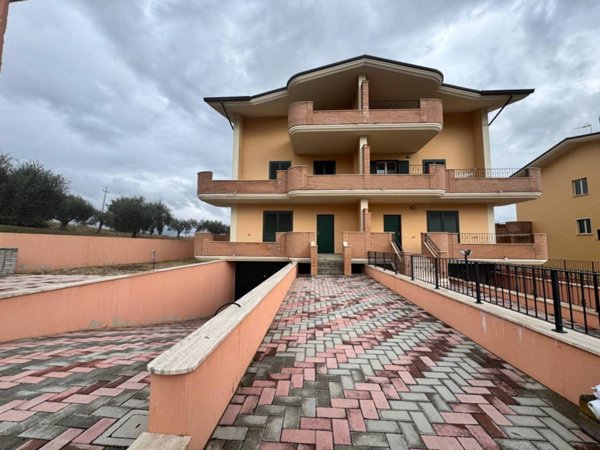 casa indipendente in vendita a Campli