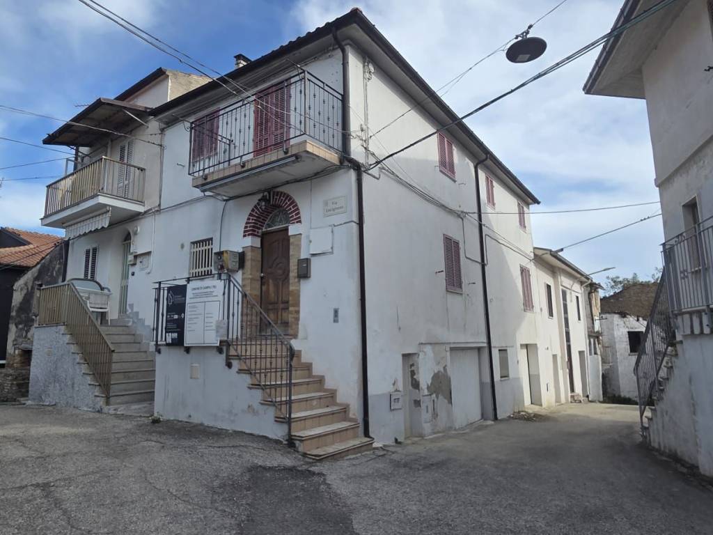casa indipendente in vendita a Campli