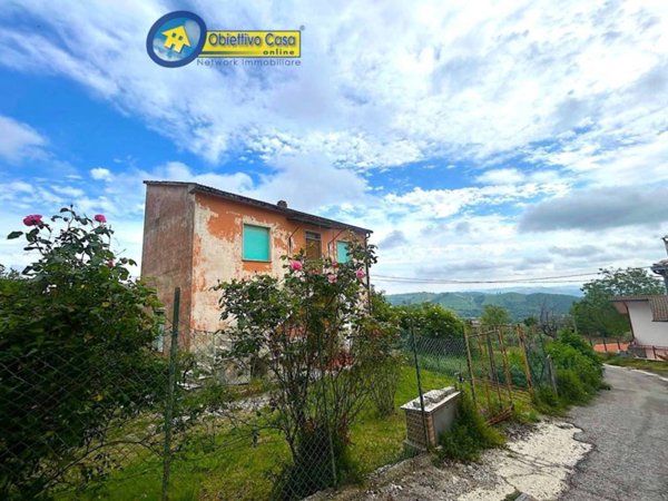 casa indipendente in vendita a Campli in zona Guazzano