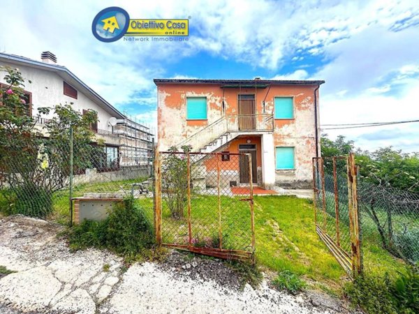casa indipendente in vendita a Campli in zona Guazzano