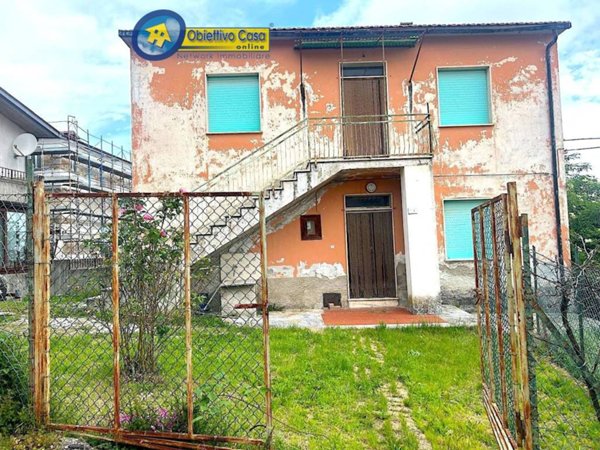 casa indipendente in vendita a Campli in zona Guazzano