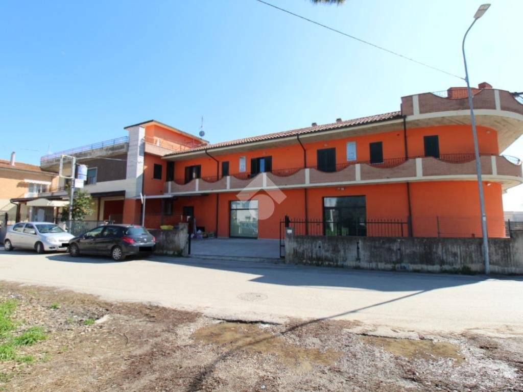 intera palazzina in vendita a Campli in zona Piancarani