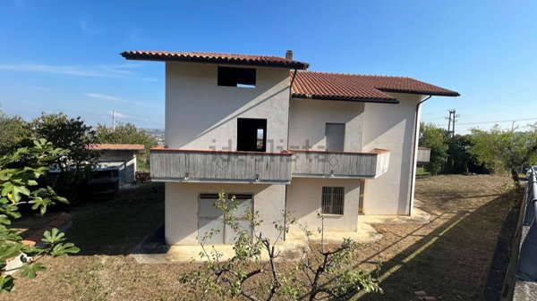 casa indipendente in vendita a Campli in zona Paterno