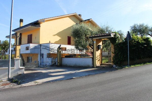 casa indipendente in vendita a Campli