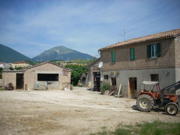 casa indipendente in vendita a Campli