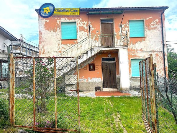 casa indipendente in vendita a Campli in zona Guazzano