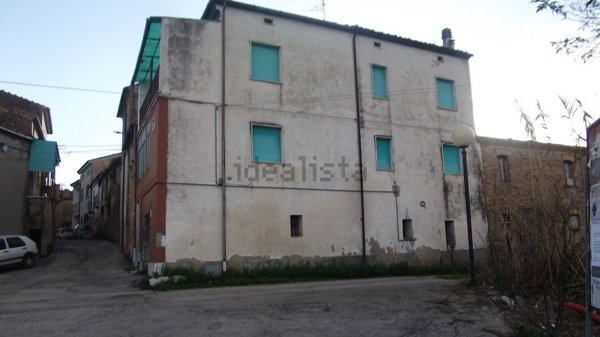 casa indipendente in vendita a Campli