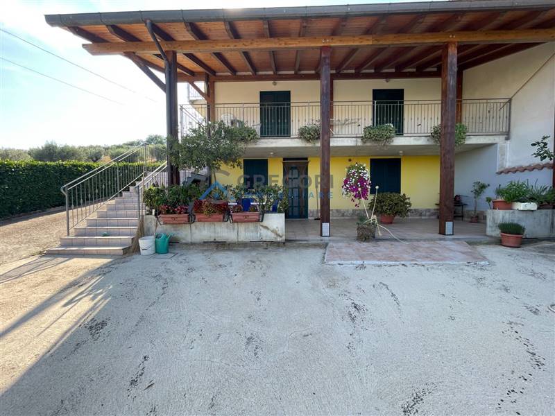 casa indipendente in vendita a Campli in zona Floriano