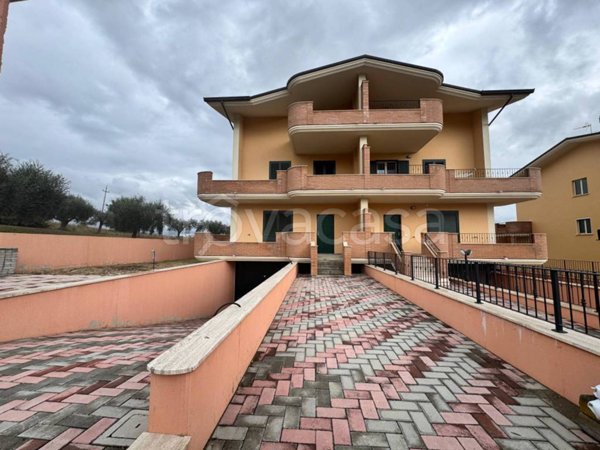 casa indipendente in vendita a Campli