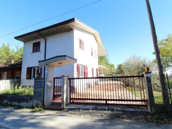 casa indipendente in vendita a Campli