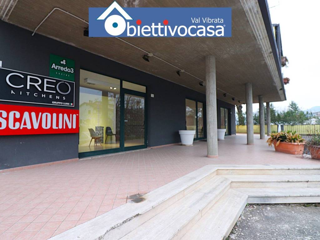 negozio in vendita a Campli in zona Campovalano